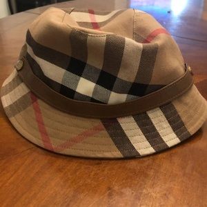 Burberry Bucket hat. Burberry nova check rain hat